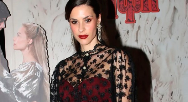 Ιζαμπέλλα Φούλοπ: Το βουργουνδί κραγιόν της είναι το απόλυτο beauty statement!