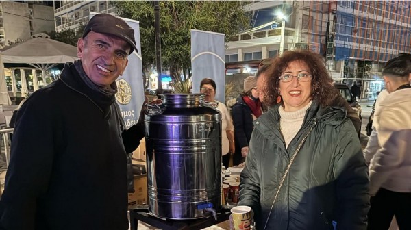 ΧΑΛΚΙΔΑ: Ο Ταξιάρχης μοίρασε ζεστό κρασί στην παραλία της Χαλκίδας