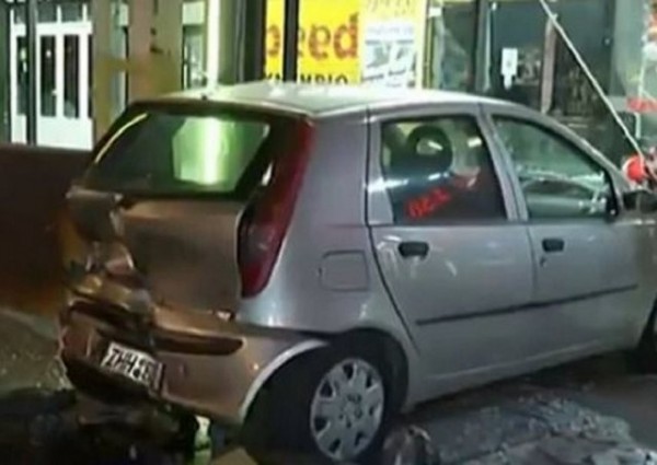 Αυτοκίνητο καρφώθηκε σε τζαμαρία καφετέριας και σκότωσε μια γυναίκα