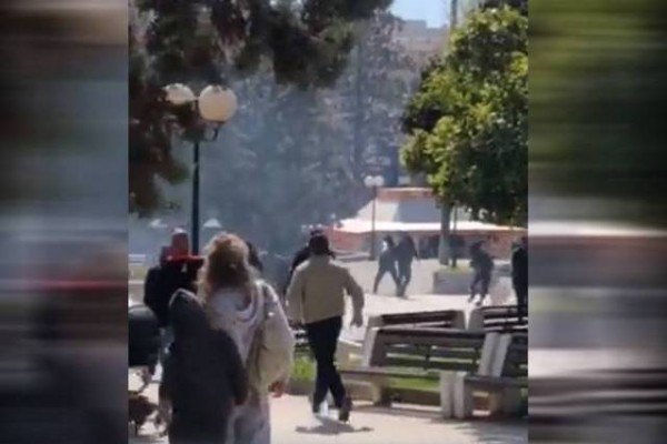 ΝΙΚΑΙΑ: Αγριο ξύλο μεταξύ χούλιγκαν μπροστά στα έντρομα μάτια περαστικών (Video)