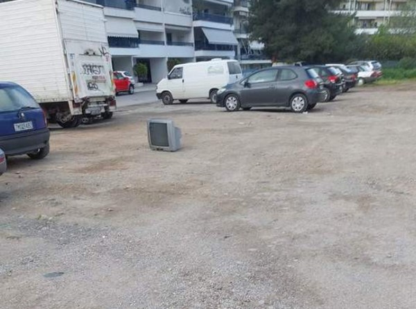 ΧΑΛΚΙΔΑ-ΚΟΥΡΕΝΤΙ: Πέταξε την τηλεόραση στην αλάνα μπροστά στην πλαζ