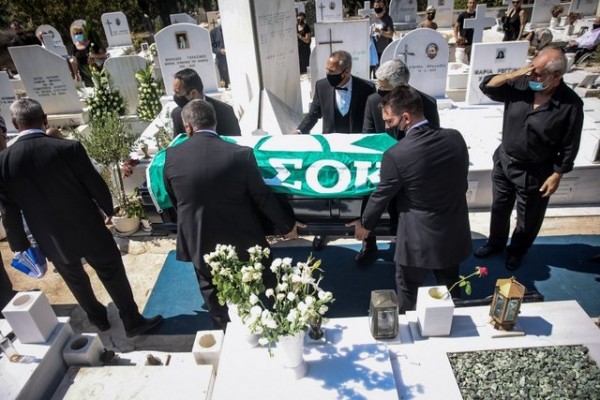 ΤΖΟΧΑΤΖΟΠΟΥΛΟΣ ΚΗΔΕΙΑ: Σκέπασαν το φέρετρο με τη σημαία του ΠΑΣΟΚ