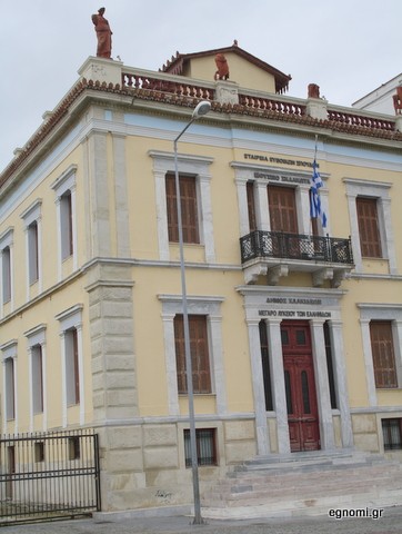 Η κολόνα φωτισμού χαλάει την αρχοντιά του κτηρίου