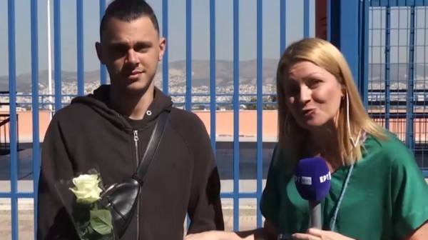 Πήγε με λευκό τριαντάφυλλο έξω από σχολείο για να συμπαρασταθεί στο κορίτσι του