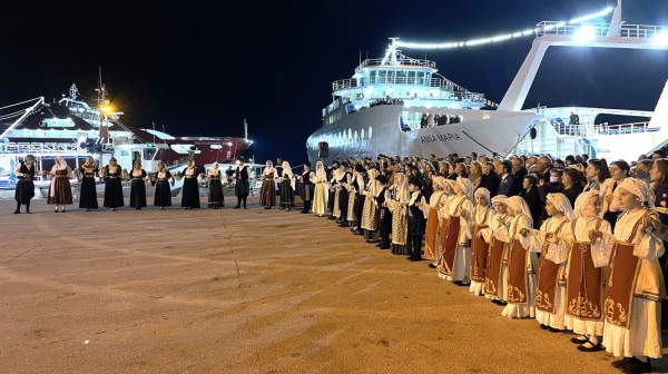 ΕΡΕΤΡΙΑ: Χοροστάσι στο λιμάνι την παραμονή της γιορτής του Αγίου Νικολάου