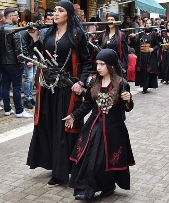 Καθηλωτική η φωτογραφία που δείχνει γυναίκα να παρελαύνει με τα κουμπούρια στη μέση