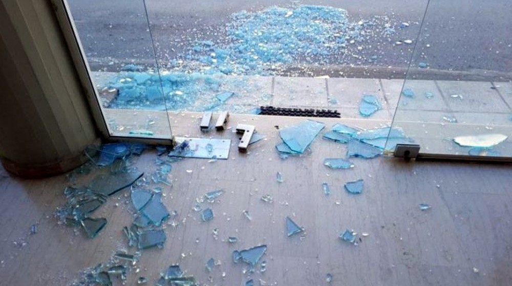 ΛΙΒΑΔΕΙΑ: Έσπασε την τζαμαρία καταστήματος και άρπαξε λεφτά από την ταμειακή μηχανή