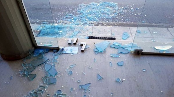 ΛΙΒΑΔΕΙΑ: Έσπασε την τζαμαρία καταστήματος και άρπαξε λεφτά από την ταμειακή μηχανή