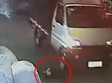 Φορτηγό πάτησε παιδί και κανείς δεν το βοήθησε! (video)