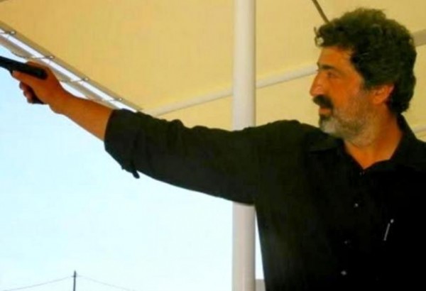 Το χέρι που ψηφίζει μνημόνια ξεφτιλίζει το πιστόλι που βαστά