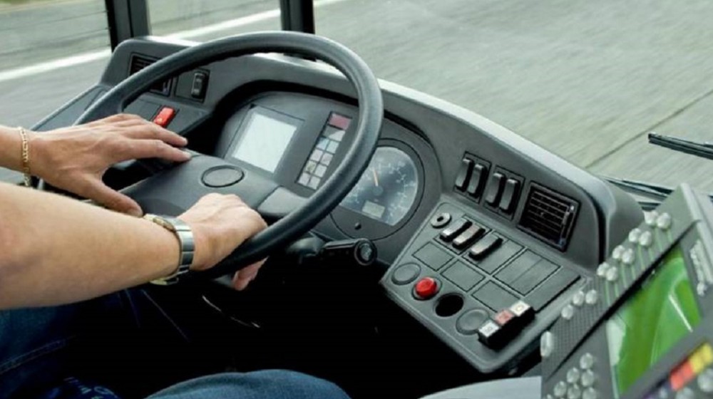 Οδηγός λεωφορείου βρίζει τα θεία και τους επιβάτες (VIDEO)