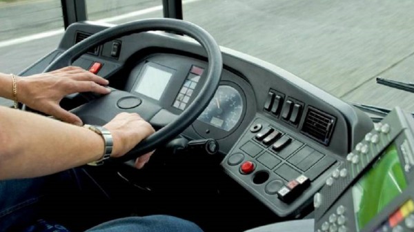 Οδηγός λεωφορείου βρίζει τα θεία και τους επιβάτες (VIDEO)