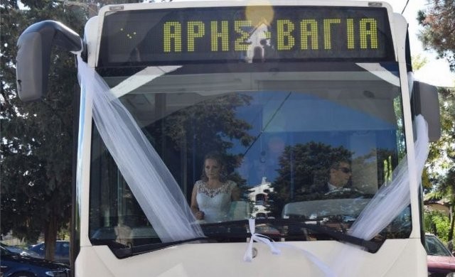 Νύφη πήγε στην εκκλησία με το αστικό λεωφορείο (VIDEO)