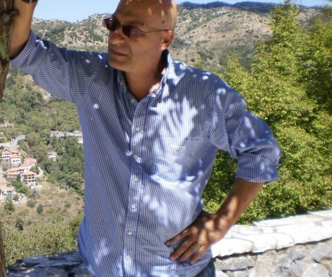 Ο ρεπόρτερ του ΣΚΑΪ Γιώργος Τσελίκας δεν ξέρει ότι είναι στον αέρα και μιλάει για σωβρακοφανέλες (VIDEO)
