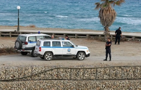 Πήγε να της βάλει χέρι μέσα στη θάλασσα!