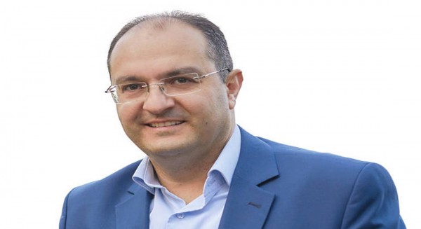 Δήμαρχος εκνευρίστηκε με παρουσιαστή - Τον προσφώνησε με το όνομα του βασικού αντιπάλου στις εκλογές (Video)