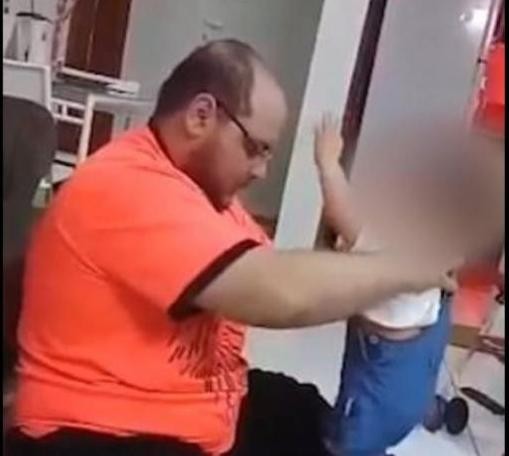 Αδιανόητο: Παλαιστίνιος χαστουκίζει τη μικρή κόρη του για να περπατήσει (VIDEO)