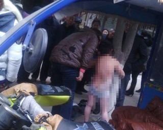 Έγδυσε και έδειρε δημόσια το γιό του