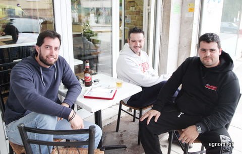 Μία μπύρα ξεροσφύρι και την πίνανε τρεις φίλοι