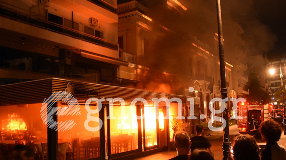 Πήρε φωτιά το cafe Destin στην παραλία Χαλκίδας κατά τους πανηγυρισμούς φίλων του Ολυμπιακού (PHOTO-VIDEO)