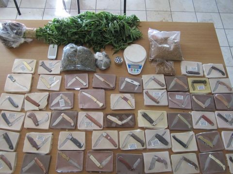 Συλλογή από στιλέτα και χασισοφυτεία στον κήπο του σπιτιού του
