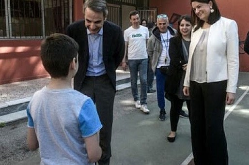 Μαθητής δημοτικού έκανε πως λιποθύμησε όταν είδε τον Μητσοτάκη (VIDEO)