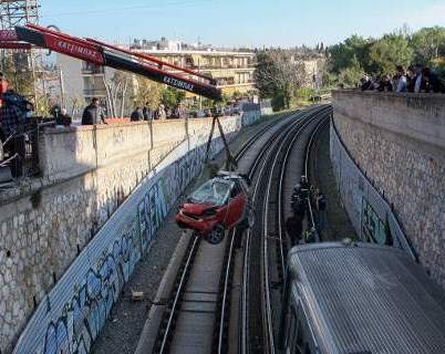 Οχημα έπεσε στις γραμμές του Ηλεκτρικού και παρασύρθηκε από τον συρμό (VIDEO)