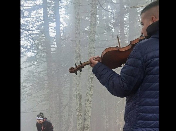 Ο νεαρός βιολιστής από το Βέλος Αλιβερίου που μάγεψε τους συμμετέχοντες στο Dirfys Trail Run (ΒΙΝΤΕΟ)