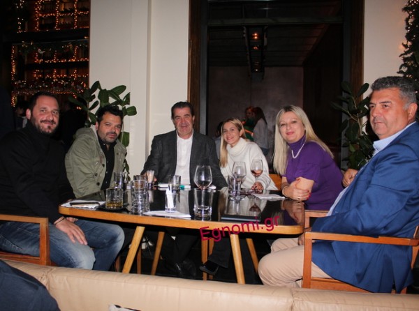 Κρασάκι μετά το άναμμα του δέντρου!