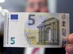 Μοιάζει ψεύτικο το νέο χαρτονόμισμα των πέντε ευρώ