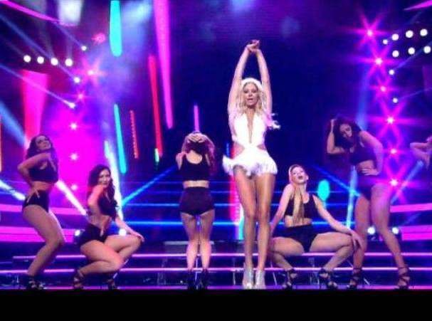 Καυτός χορός με αποκαλυπτικό κορμάκι από την Αραβανή (VIDEO)