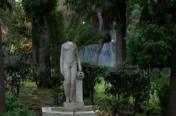 Αποκεφάλισαν το άγαλμα με το κοριτσάκι στο πάρκο του Ευαγγελισμού (Video)