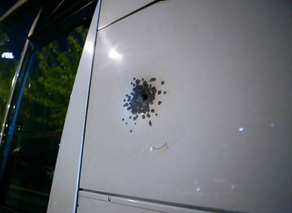 ΣΟΚ: Οδηγός αυτοκινήτου πυροβόλησε πούλμαν γεμάτο κόσμο στο κέντρο της Αθήνας