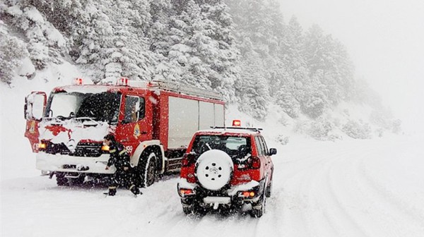 ΔΙΡΦΗ ΕΥΒΟΙΑ:  Νεαροί εγκλωβίστηκαν σε αυτοκίνητο