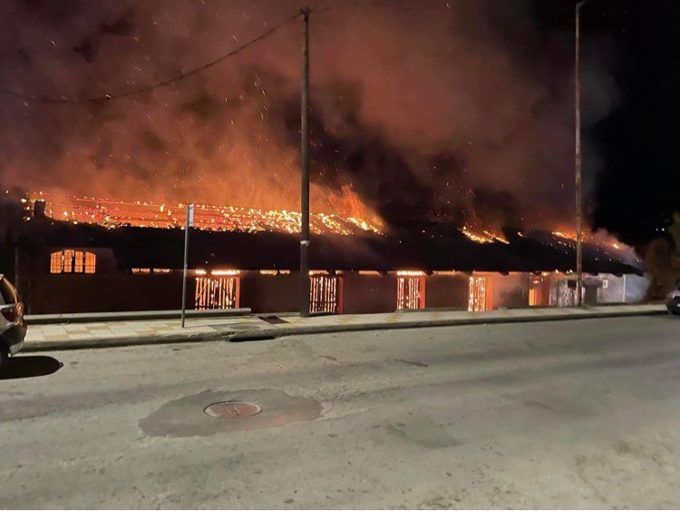 Μεγάλη φωτιά στις αποθήκες του ΟΣΕ Χαλκίδας