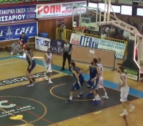 ΕΠΟΣ: Σκόραρε με buzzer beater και πανηγύρισε βγαίνοντας έξω από το γήπεδο (VIDEO)
