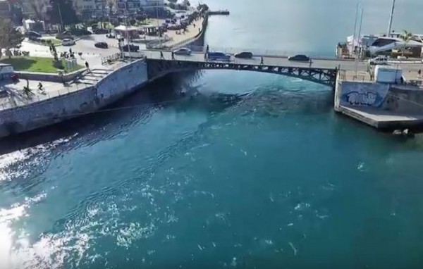 ΧΑΛΚΙΔΑ: Κλειστή η γέφυρα του Ευρίπου για τα σκάφη τα Χριστούγεννα και την Πρωτοχρονιά