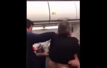 Αναγκαστική προσγείωση αεροσκάφους μετά από άγριο καβγά μεταξύ επιβατών (VIDEO)