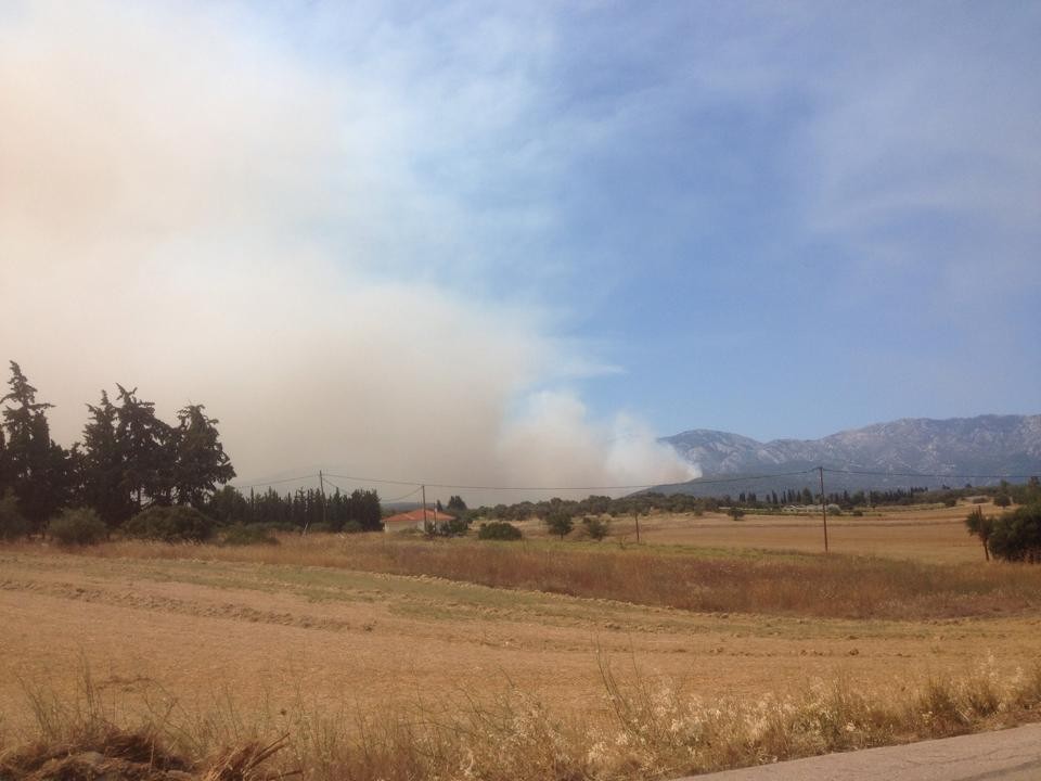 Καίει ανεξέλεγκτα η φωτιά στην Μακρυκάπα