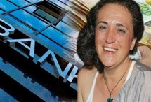 Πήγε στην τράπεζα και κατέθεσε 700 ευρώ!