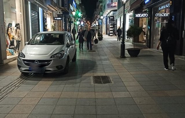 Πάρκαρε μέσα στον πεζόδρομο της Αβάντων και έφυγε