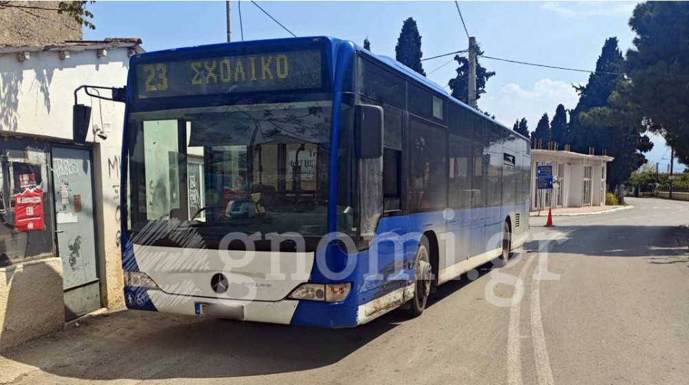 ΦΑΡΟΣ ΑΥΛΙΔΑΣ: Αυτοκίνητο έπεσε πάνω σε λεωφορείο που μεταφέρει μαθητές