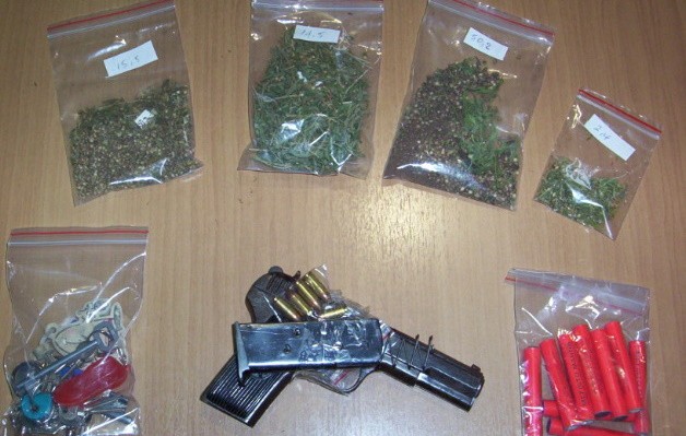 Χασίς και όπλο στην κατοχή 37χρονου