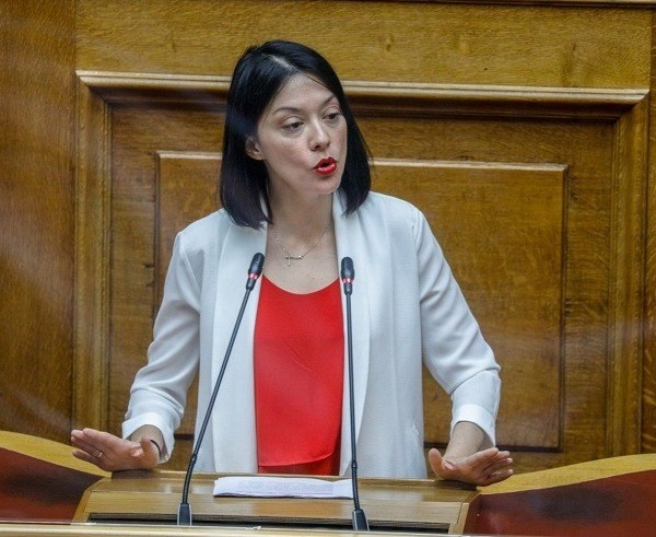 Ξέχασε το μικρόφωνο στη Βουλή ανοιχτό και …έβρισε την Κεραμέως (VIDEO)