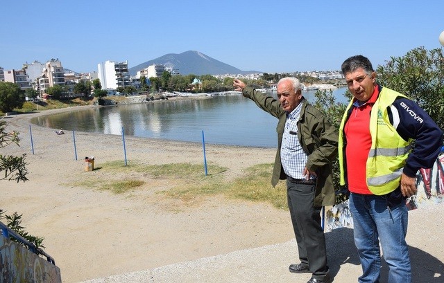 Ο καιρός ζέστανε και ο Δήμος Χαλκιδέων καθαρίζει τις παραλίες της Χαλκίδας