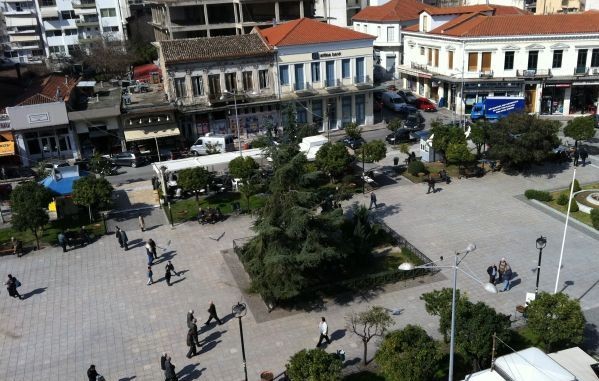 ΛΑΜΙΑ: Παρεξήγηση μεταξύ φίλων οδήγησε σε αιματηρό επεισόδιο
