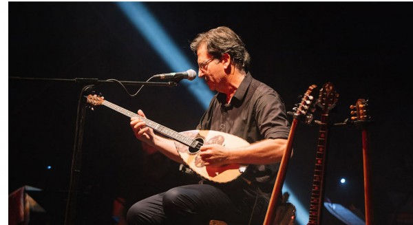 Ο Θανάσης Παπακωνσταντίνου τραγουδάει στην Ερέτρια