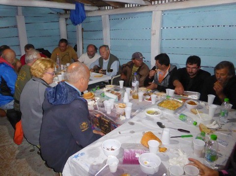 Απόλαυσαν κοκκινιστό με γίδα και τσιπουράκια στην Ταναΐδα