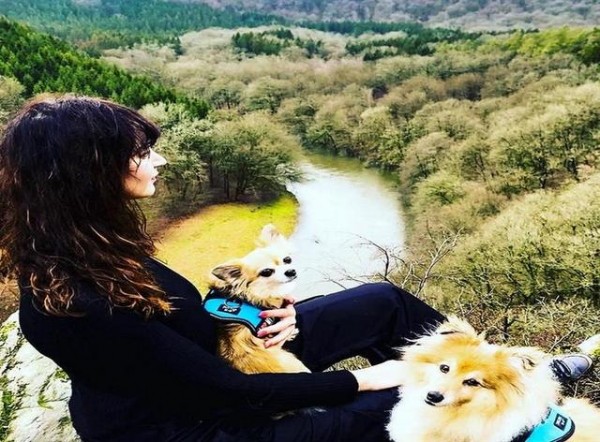 33χρονη Κρητικιά πήγε να βγάλει σέλφι, έπεσε σε γκρεμό και έχασε τη ζωή της (VIDEO)