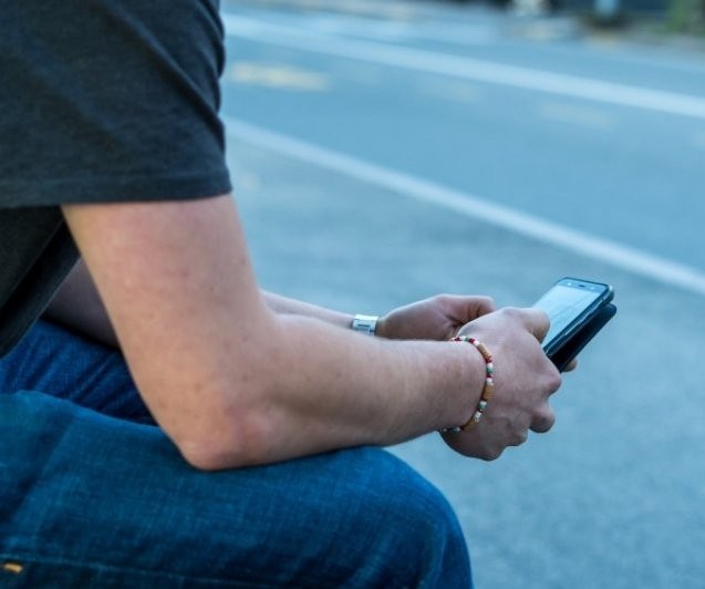 Έτσι θα υποβάλλουν αίτηση για απαλλαγή από τα τέλη κινητής τηλεφωνίας οι νέοι 15-29 ετών